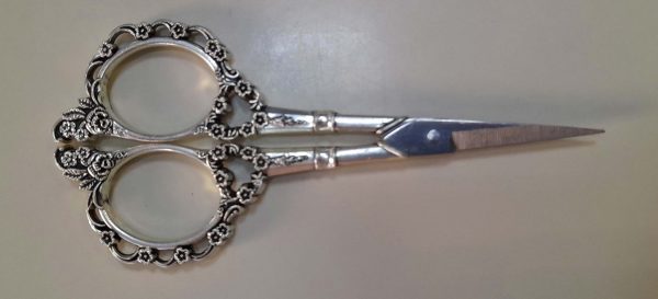ST05894139 Tijera vintage plata de 9 cm.